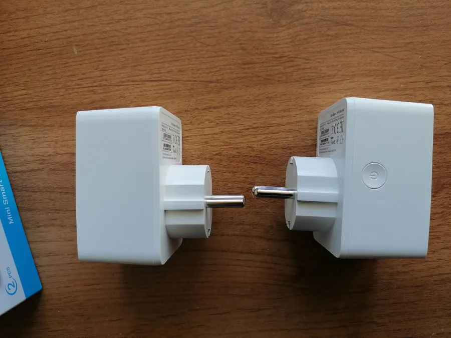 Hand steckt den smarten Mess-Stecker in eine Wandsteckdose